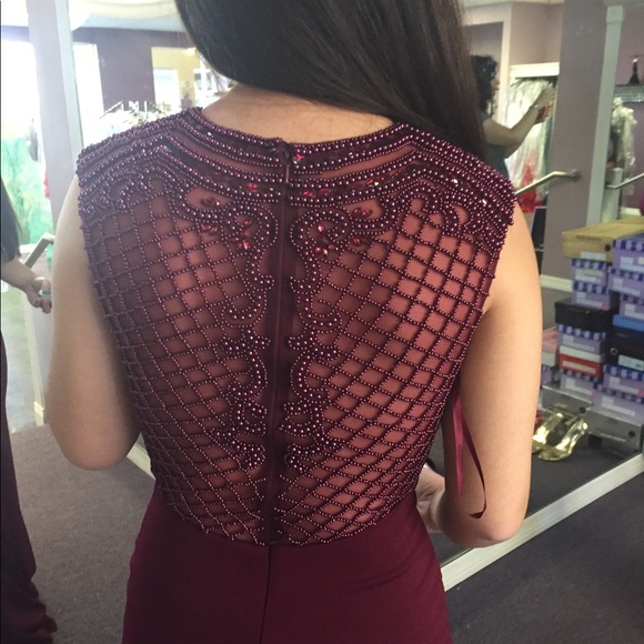 Maroon gown. Beaded top and back. - Picture 6 of 6